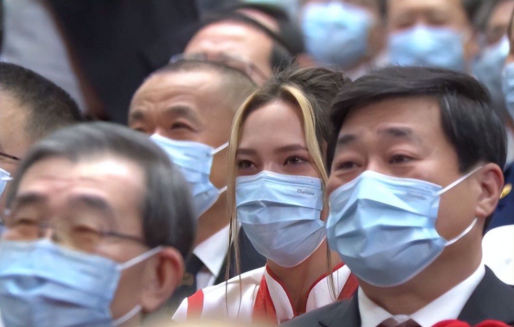 在社交媒体中，迈尼昂发文对全队进行了鼓励，并写道：“我们祈祷、努力并取得成功。